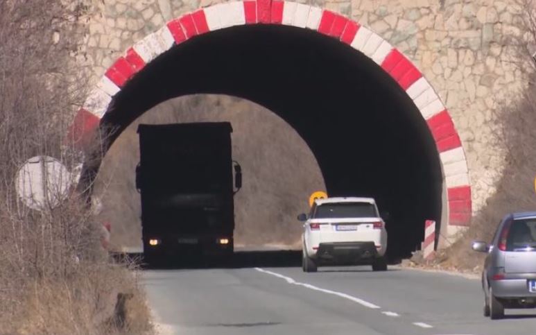 Поради одрон во тунелот, сообраќајот на автопатот Скопје – Велес се одвива по една лента
