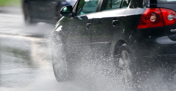 Сообраќајот во зимски услови по влажни коловози