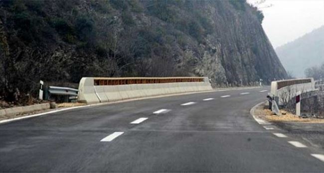 Сообраќајот на државните патишта се одвива во зимски услови, слаби врнежи од снег на Попова Шапка