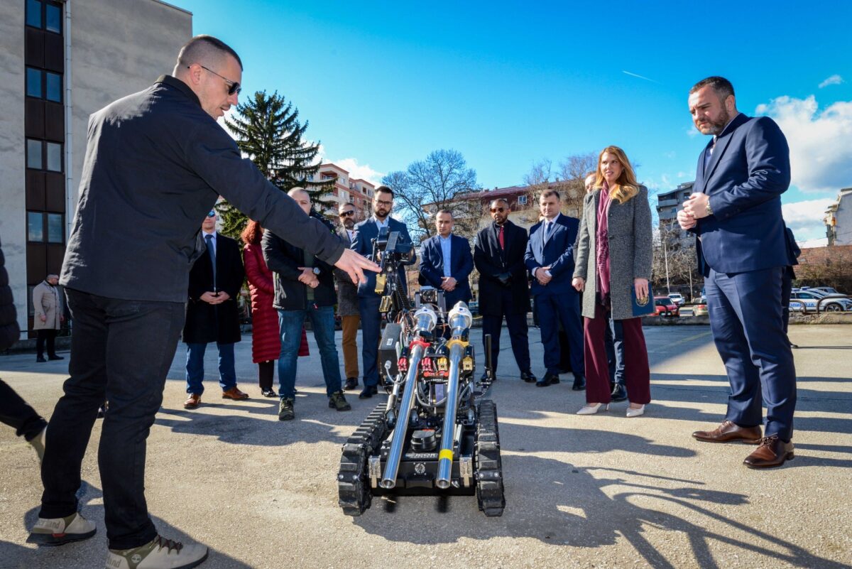 Тошковски: Донација од САД вредна околу еден милион евра за бомбашкиот оддел на МВР, стратешкото партнерство ја зајакнува безбедноста на државата