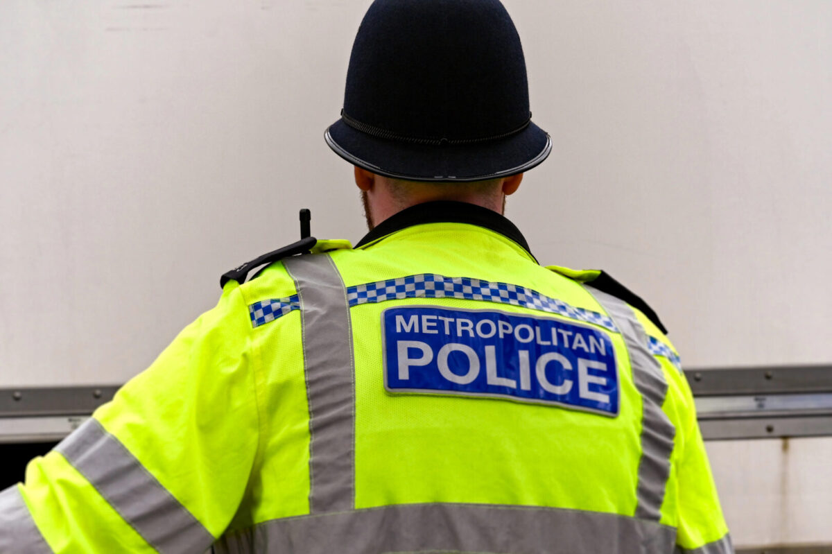 Тринаесетгодишно момче нападна двајца врсници во Лондон со нож: уапсен е во џамија