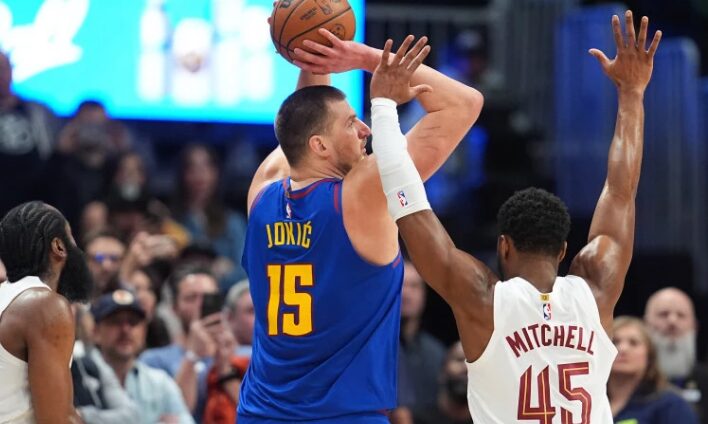 Трипл-дабл на Јокиќ и промашен шут за победа