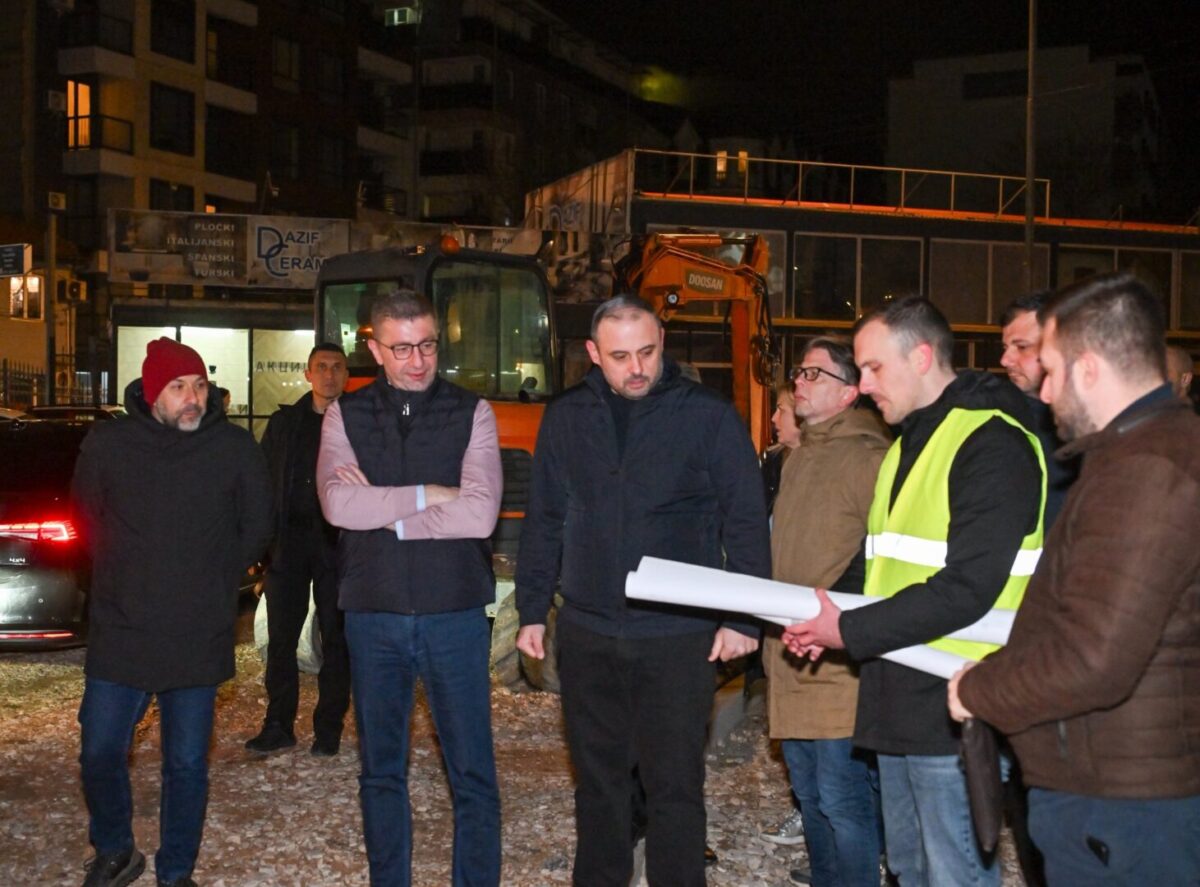 (Фото) Ѓорѓиевски и Мицкоски на увид во градежните активности на булеварот „Македонија“