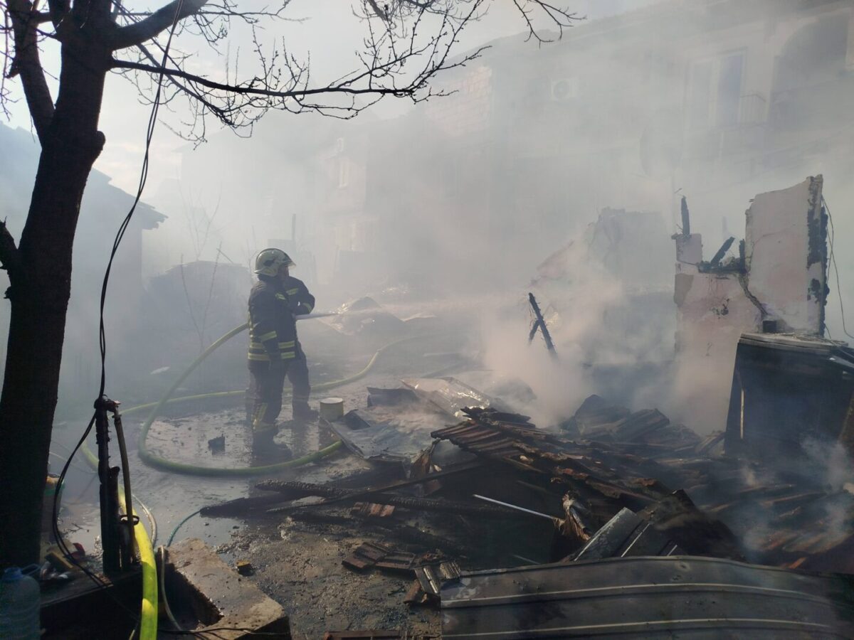 (Фото) Изгореа викендица и куќа, се запали оџак: три интервенции на струмичките пожарникари
