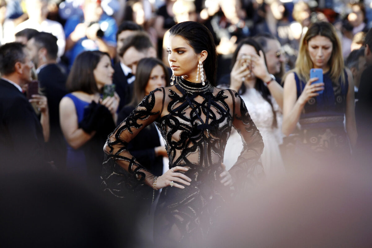 (Фото) Кендал Џенер повторно позираше речиси гола