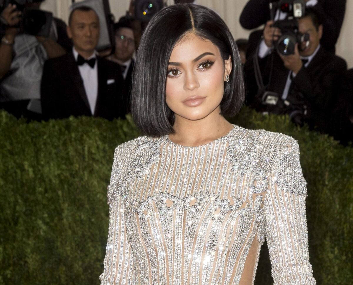 (Фото) Облините се тука, но тука е и нејзиното „старо“ лице: Дали убавицата ги отстрани филерите?