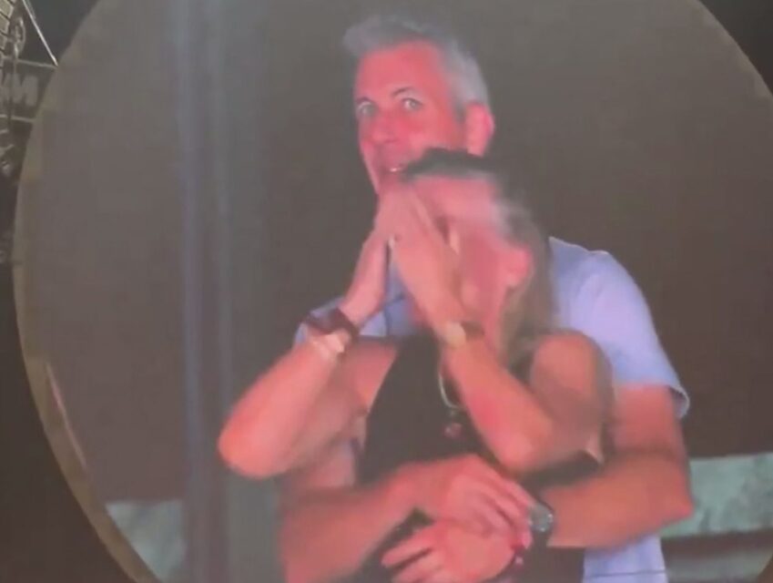 (Фото) Се сеќавате ли на љубовницата од концертот на „Колдплеј“: таа сега ужива во животот