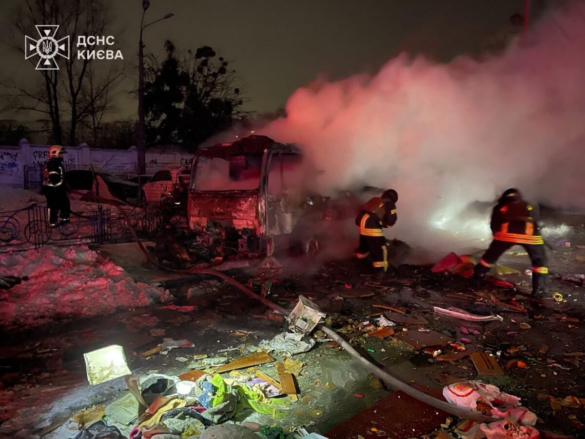 (Фото/видео) Руски беспилотни летала го нападнаа Киев, две жени повредени, неколку станбени згради оштетени