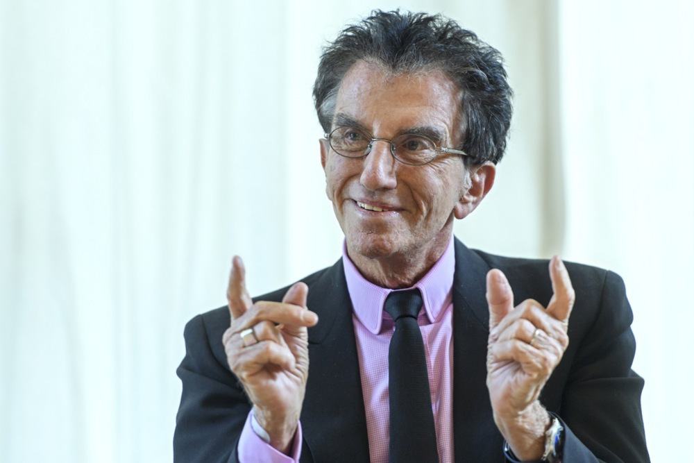 Франција ги истражува поранешниот министер за култура и неговата ќерка за измама поврзана со Епштајн