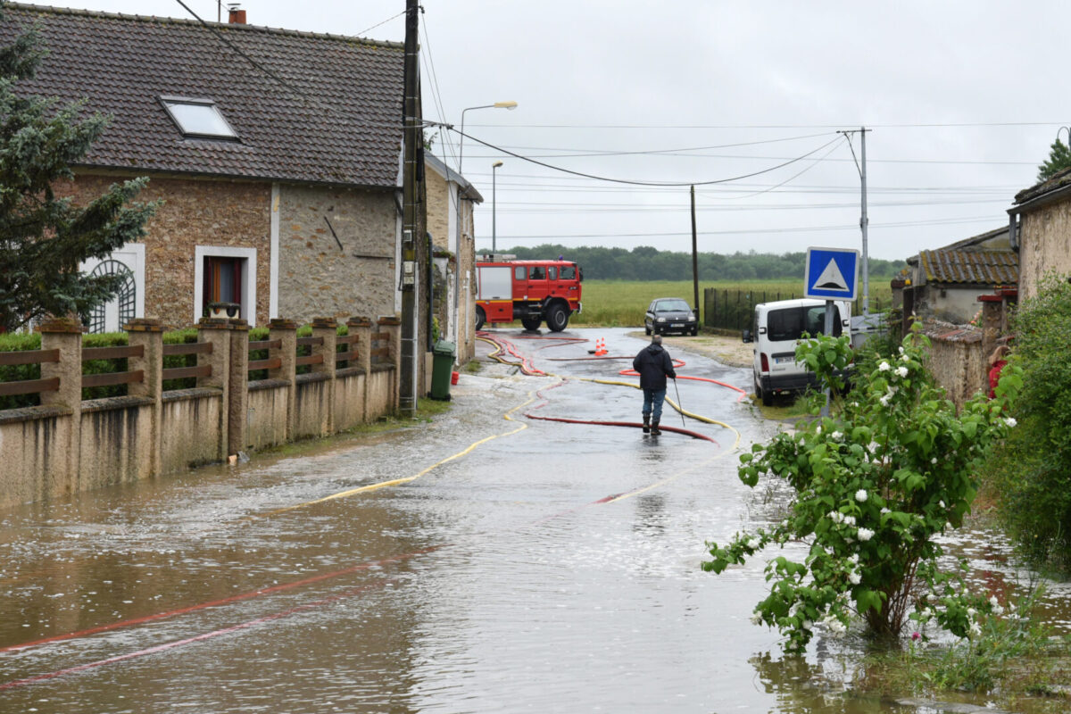 Четири француски области под црвено предупредување за поплави поради бурата „Педро“