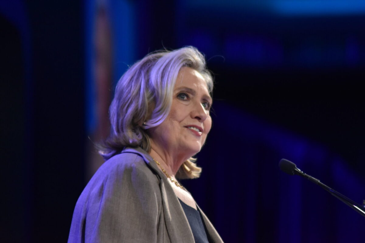 „Политико“: Демократите бараат итно објавување на транскриптот од сведочењето на Хилари Клинтон