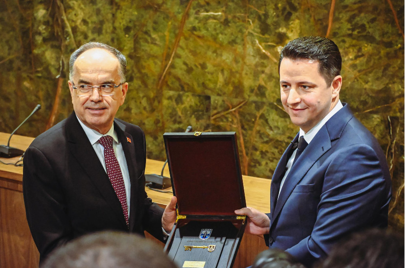 Бегај пречекан со високи почести во Гостивар, Валбон Лимани му го додели „Клучот на градот“