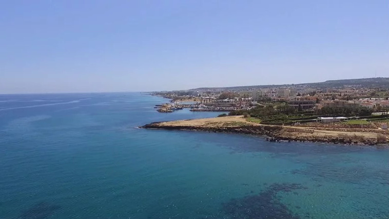 Велика Британија тврди дека Иран истрелал две ракети кон Кипар, прв ракетен напад врз Европа