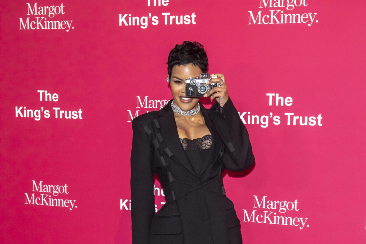 (Видео) Актерката покажа нова верзија на „гол фустан“, сите се прашуваат - дали е навистина гола?