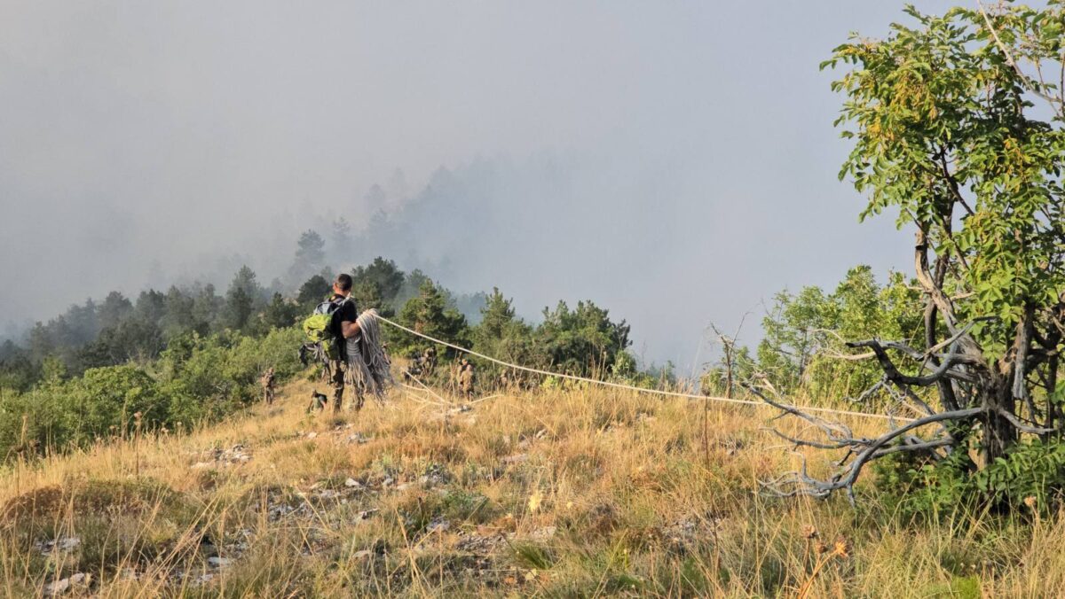 (Видео) Два армиски хеликоптери се борат со пожарот на планината Јабланица кој гори три дена