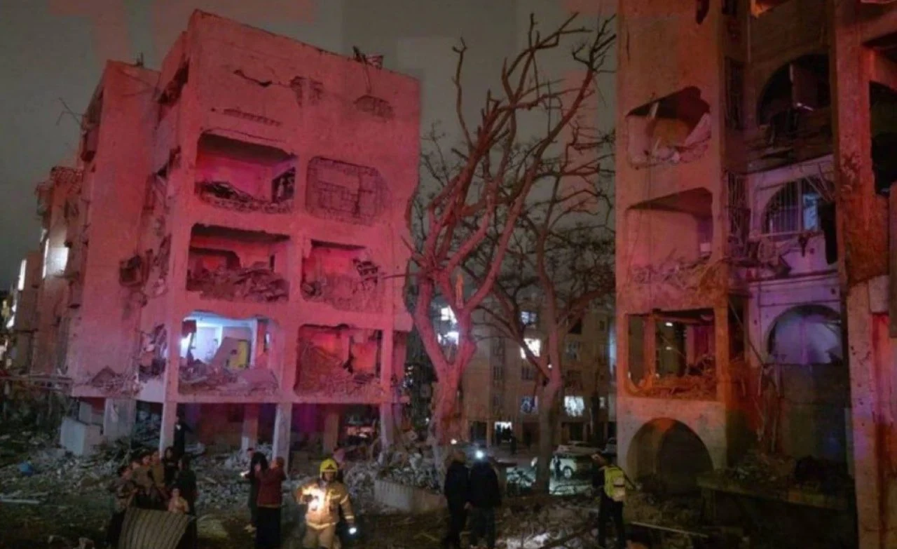 (Видео) Иран со балистичка ракета нападна уште еден град во јужен Израел – најмалку 100 повредени