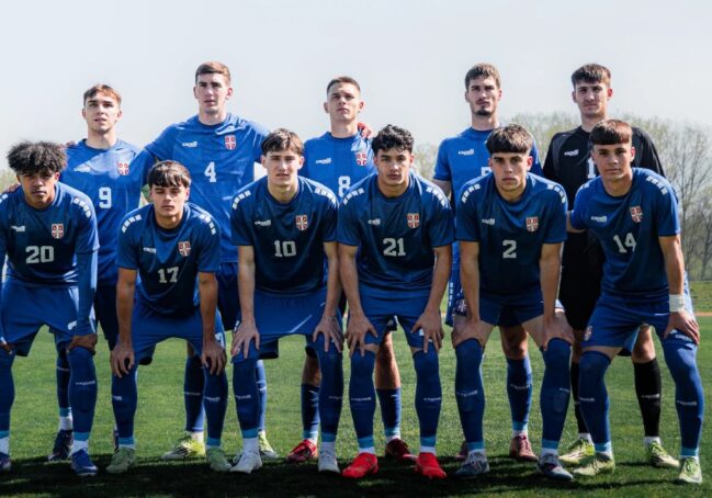 (Видео) Младиот Србин погоди против Англија од центарот на теренот