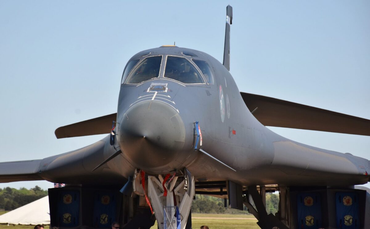 (Видео) Најбрзиот американски бомбардер пристигна во Европа