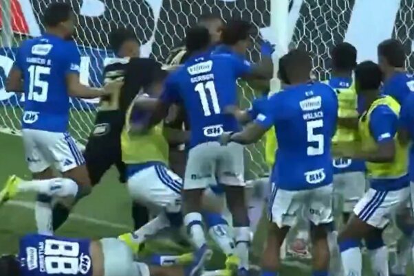 (Видео) Невидена тепачка во бразилското дерби и историски 23 црвени картони