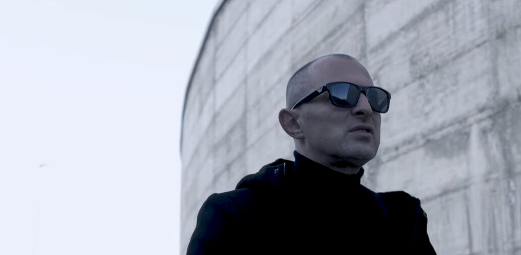 (Видео) ПKM со нова социјална нумера: „Крив правец“ – гласот на генерацијата заглавена меѓу брзи кредити и куфери за во странство