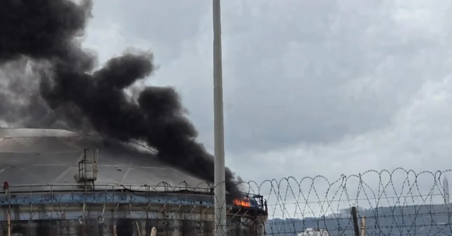 (Видео) Погодена рафинерија во Израел