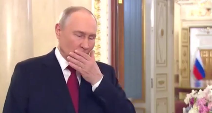 (Видео) Снимка од Путин со напад на кашлица се прошири на мрежите, Кремљ тврди – станува збор за настинка
