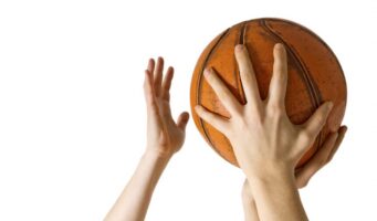 (Видео) Тепачка меѓу кошаркарки во САД, настрада и една од судиите