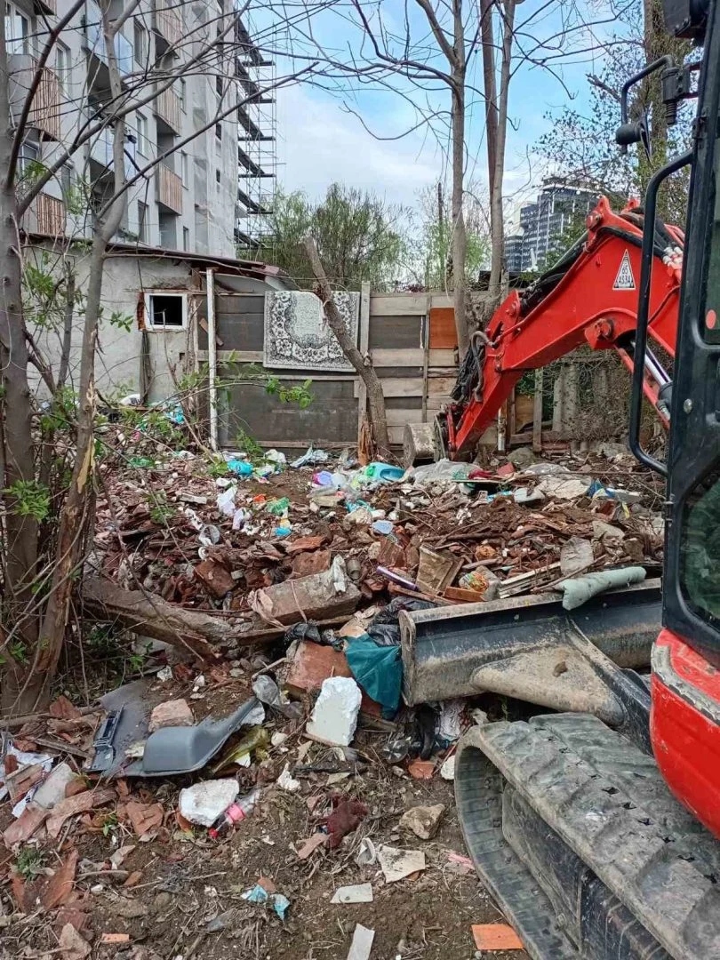 Герасимовски: Исчистена дива депонија во Маџир Маало, собрани 12 тони отпад