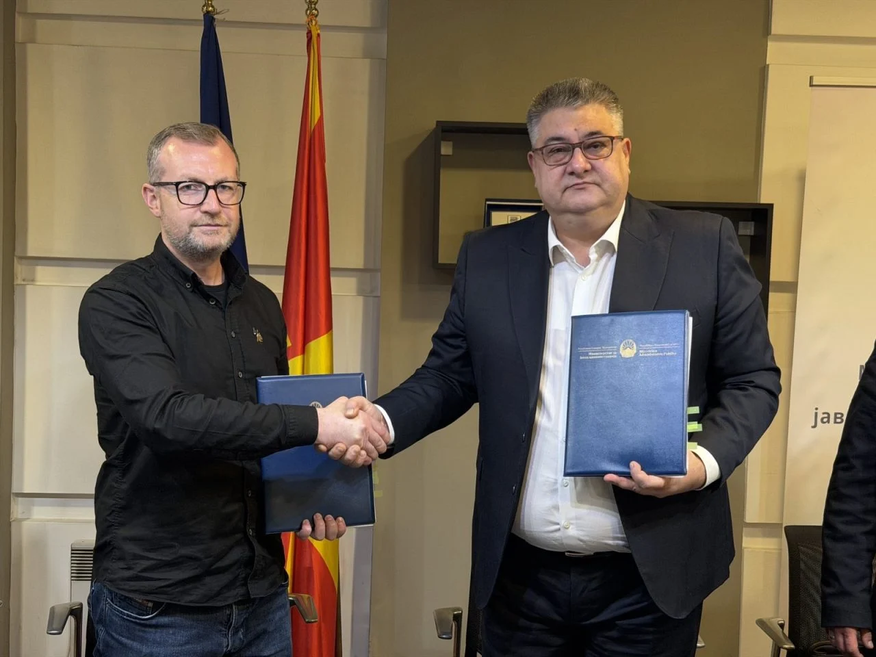 До 40 проценти повисоки плати: потпишан колективен договор во Министерството за јавна администрација