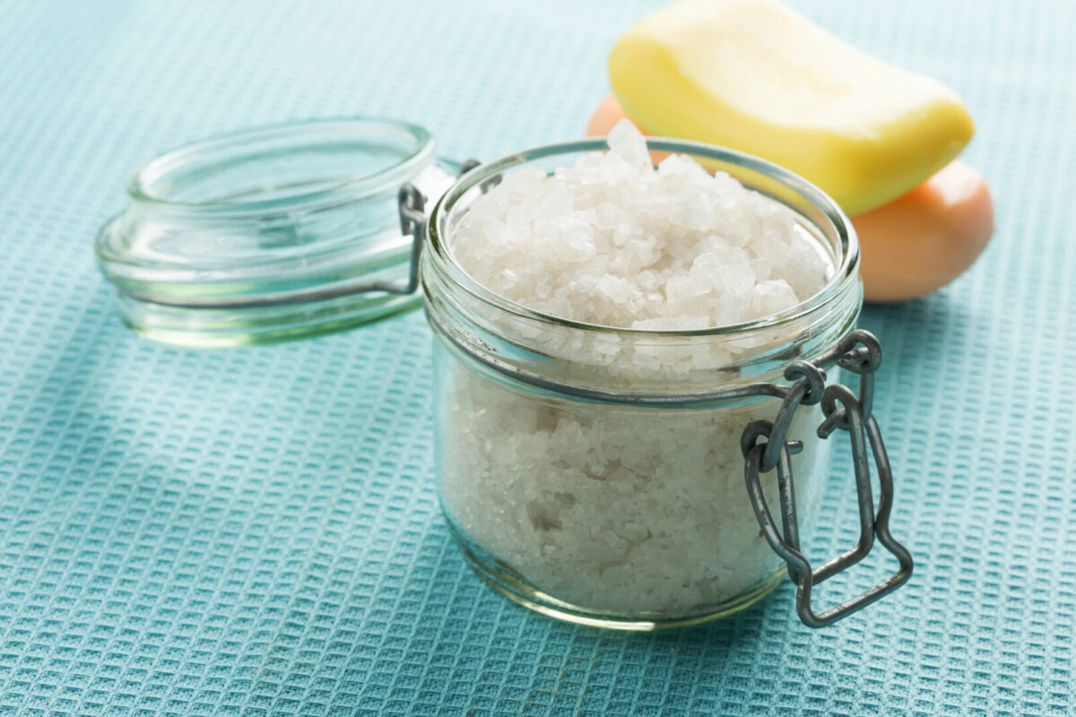 Еден трик со сол може да ја исчисти негативната енергија додека спиете