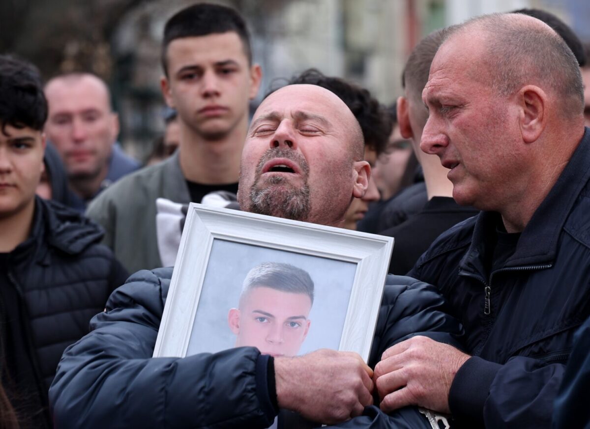 Една година по трагедијата Кочани жали за загинатите 63 жртви, меѓу кои и деца