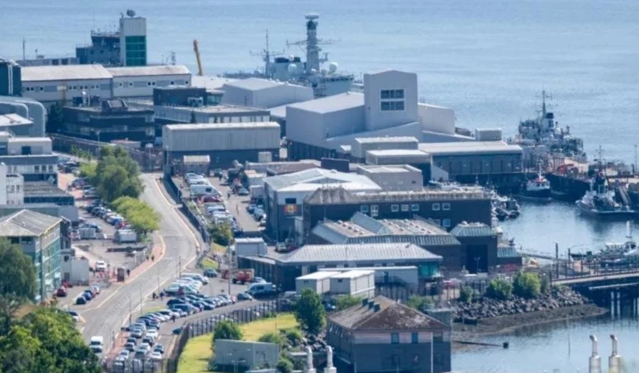 Иранец и Романка обвинети за обид за влез во британска нуклеарна база