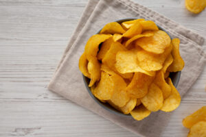 Кардиолог предлага со што да ги замените чипсот и слатките