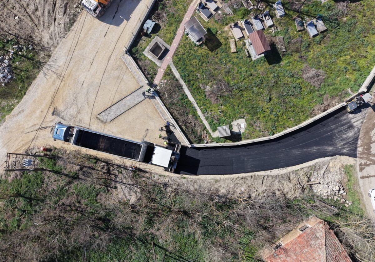 Нови улици за жителите на Трн: во тек асфалтирање на пет патни правци во Битолско