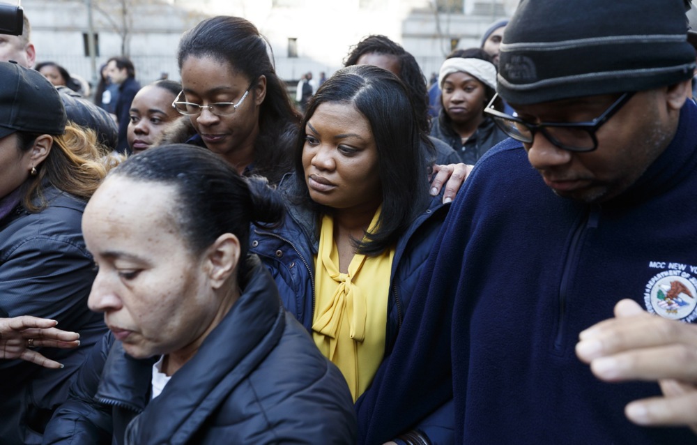 Последната затворска службеничка што го видела Епстин жив правела сомнителни плаќања