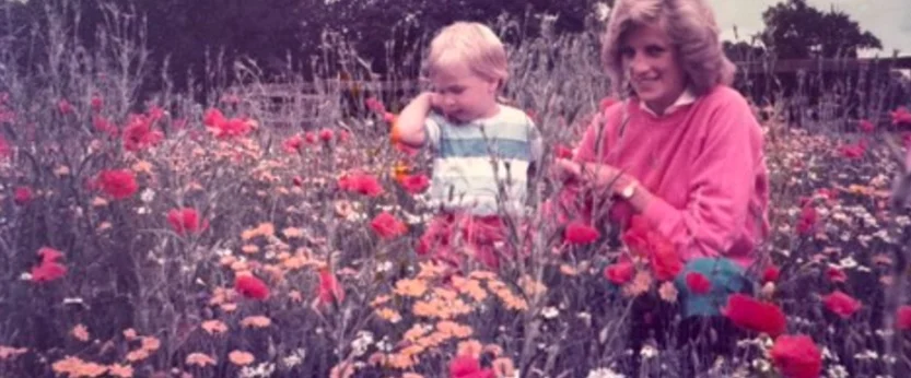 Принцот Вилијам објави невидена фотографија од Дијана од приватната колекција на семејството