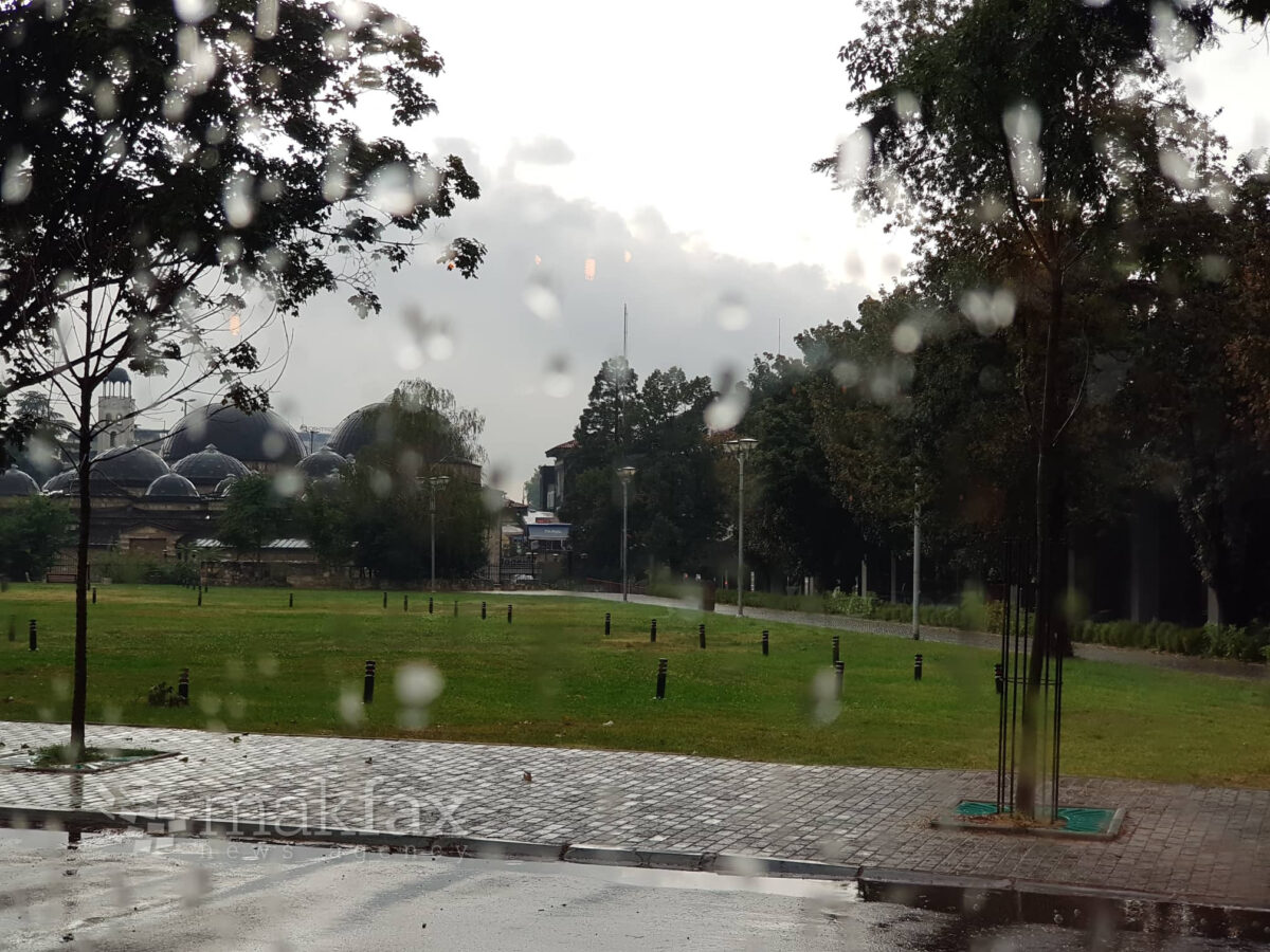 Променливо облачно време со врнежи од дожд и снег до вторник