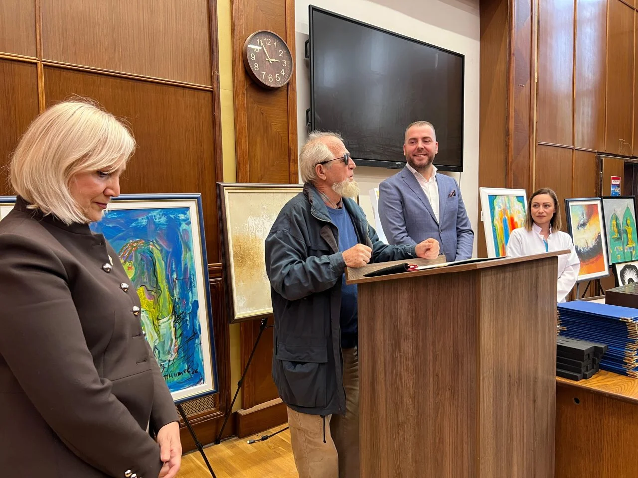 Реномирани и млади уметници донираа 30 уметнички дела на Клиниката за гастроентерохепатологија