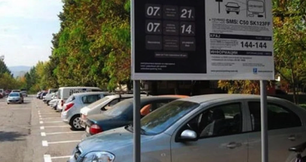 СДСМ Аеродром бара итно одложување на зонското паркирање во Реонски Центар поради реакции од жителите