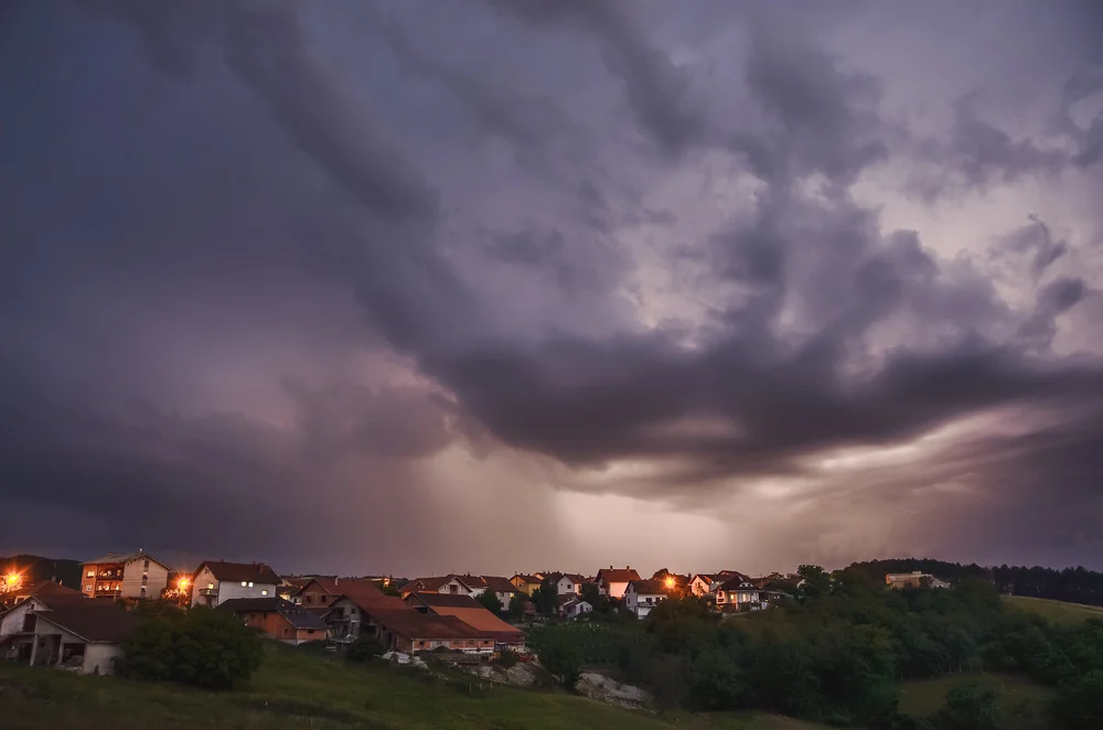Силно невреме ја погоди и Словенија, илјадници домаќинства без струја