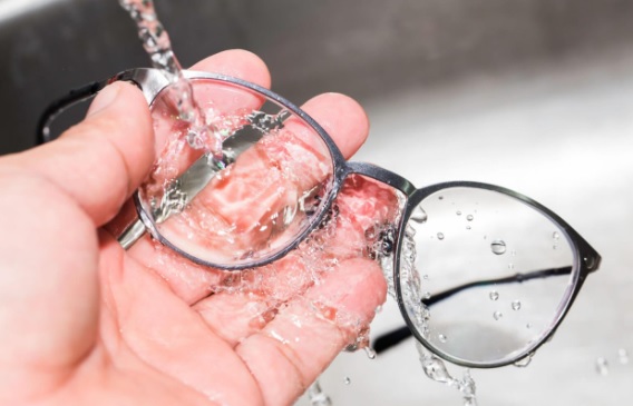 Совршен трик за кристално чисти очила без дамки