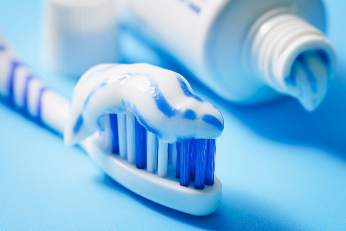 Трик од домаќинките: пастата за заби ги чисти овие површини без мака