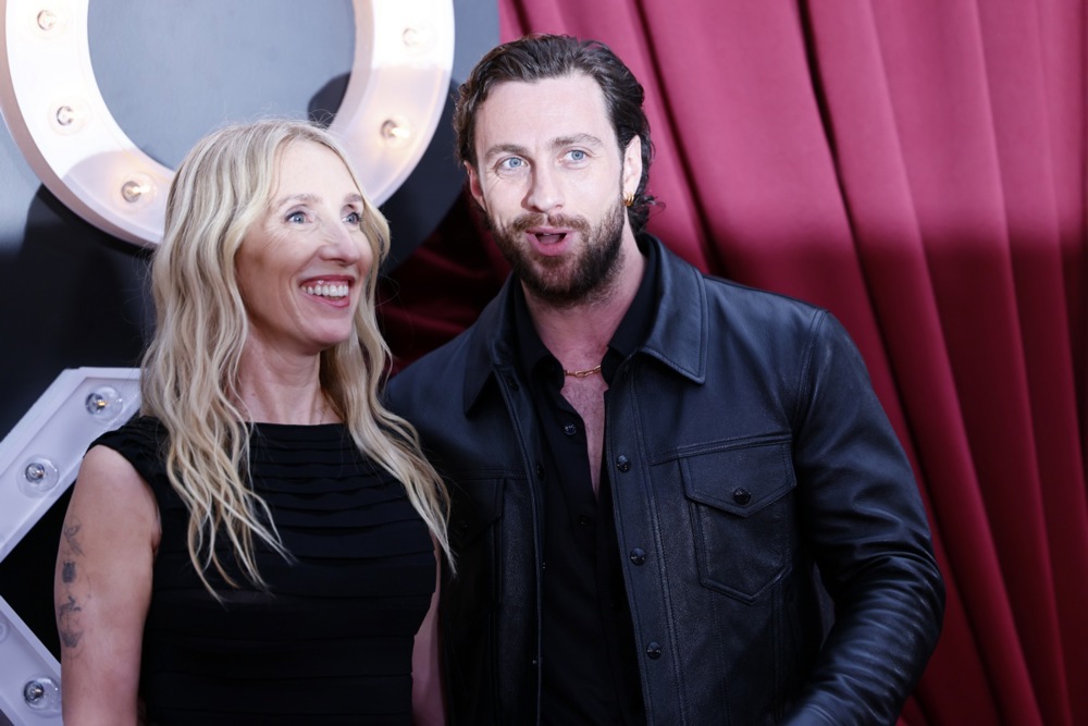 (Фото) Го завела кога имал 18 години, сега го слават нејзиниот 59-ти роденден: Нивната љубов е трн во окото на сите