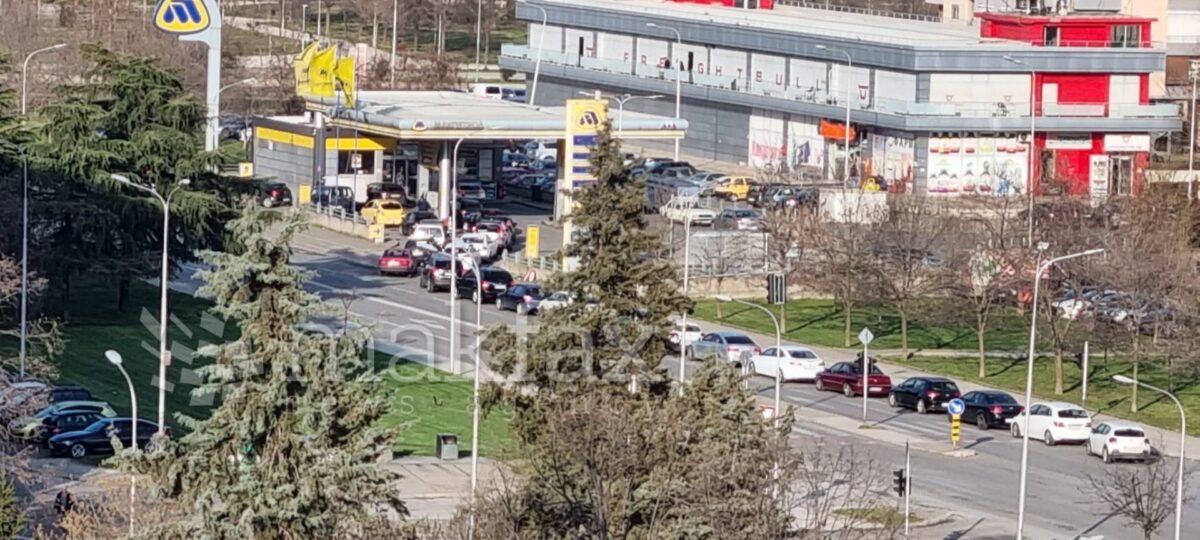 (Фото) Колони возила на бензинските пумпи по објавата на новите цени на горивата