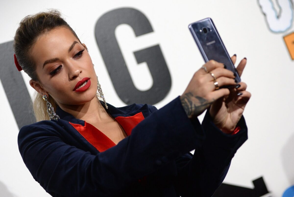 (Фото) Милиметри ја делеа од скандал: Познатата пејачка за малку ќе ги покажеше градите