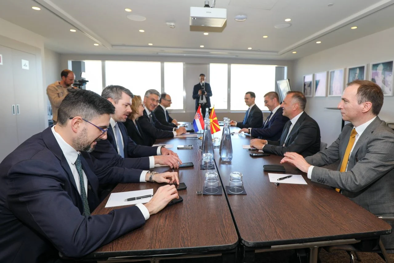 (Фото) Мицкоски се сретна со Пленковиќ: разменети мислења за за актуелните предизвици во Европа, регионалната соработка и европската перспектива