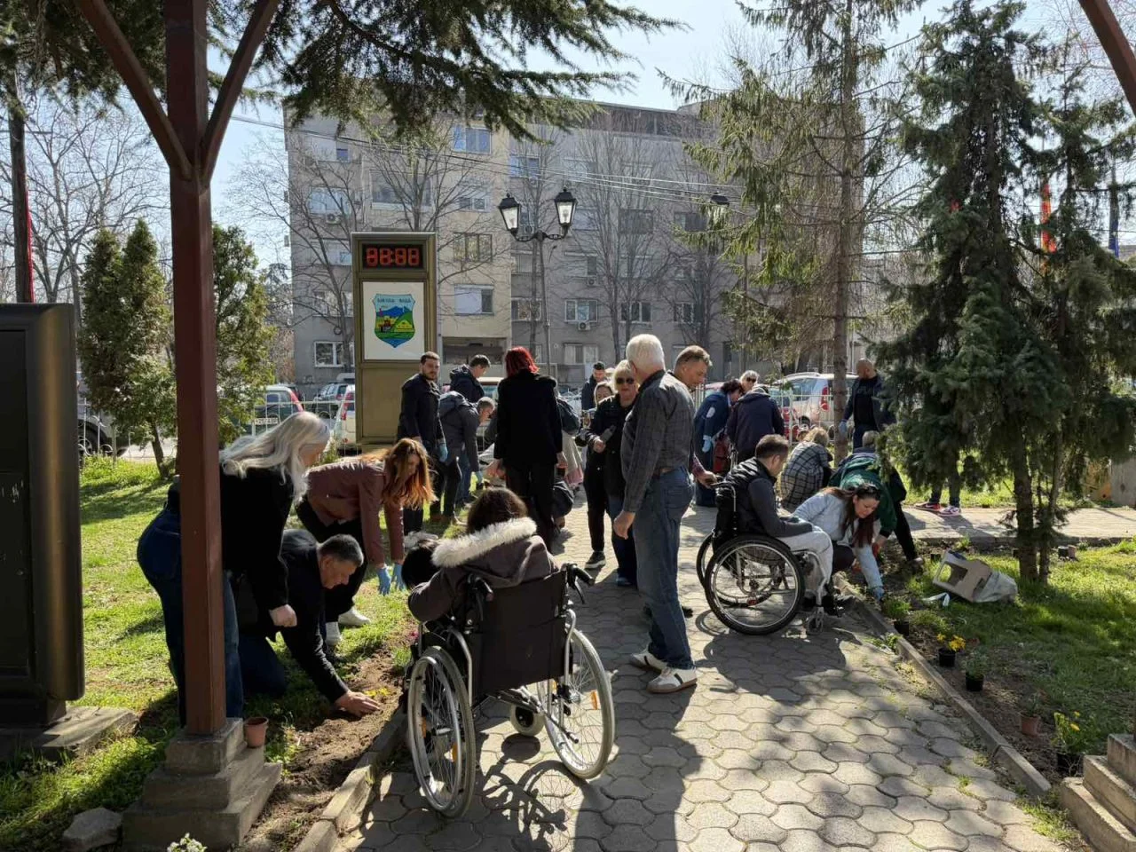 (Фото) Општина Кисела Вода со инклузивна акција: Децата со церебрална парализа садеа цвеќе заедно со градоначалничката и советниците