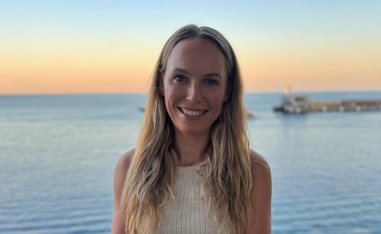 (Фото) Поранешната тенисерка број еден во светот го покажа неверојатното тело во бикини – по три породувања