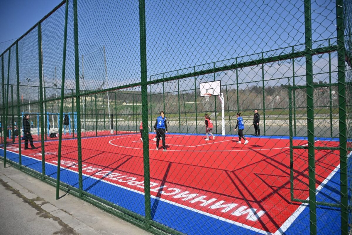 (Фото) Пуштени во употреба обновените спортски терени на кејот на Вардар