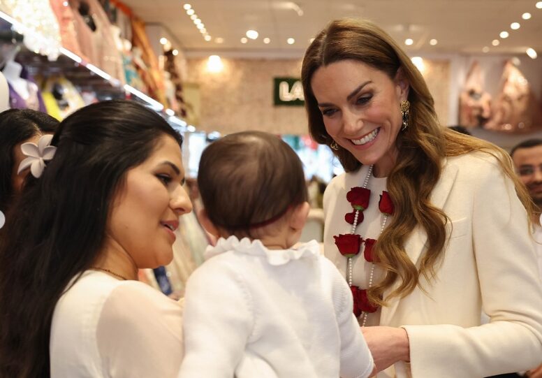 (Фото) Стапалата на Кејт Мидлтон ја шокираа јавноста: „Можеше барем да си ги исече ноктите“